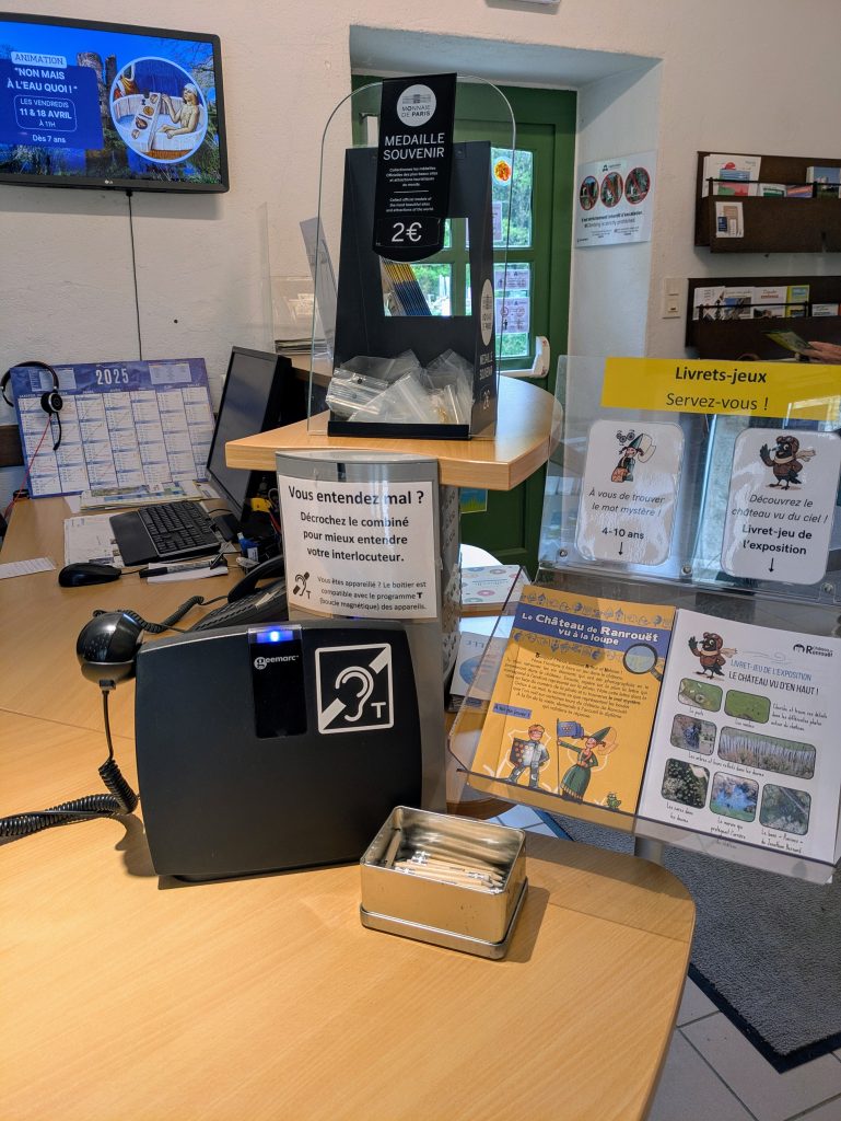 Contoire à l’entrée du château avec boîtier à boucle magnétique pour les personnes malentendantes.