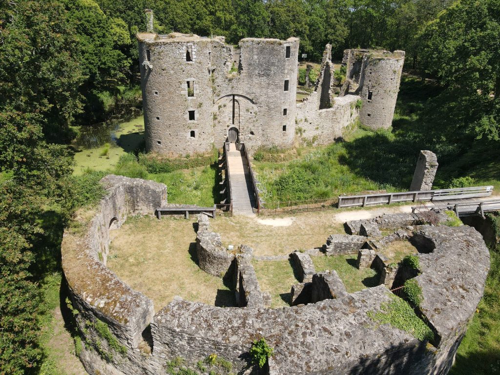 Vue aérienne du château en été de la Barbacane