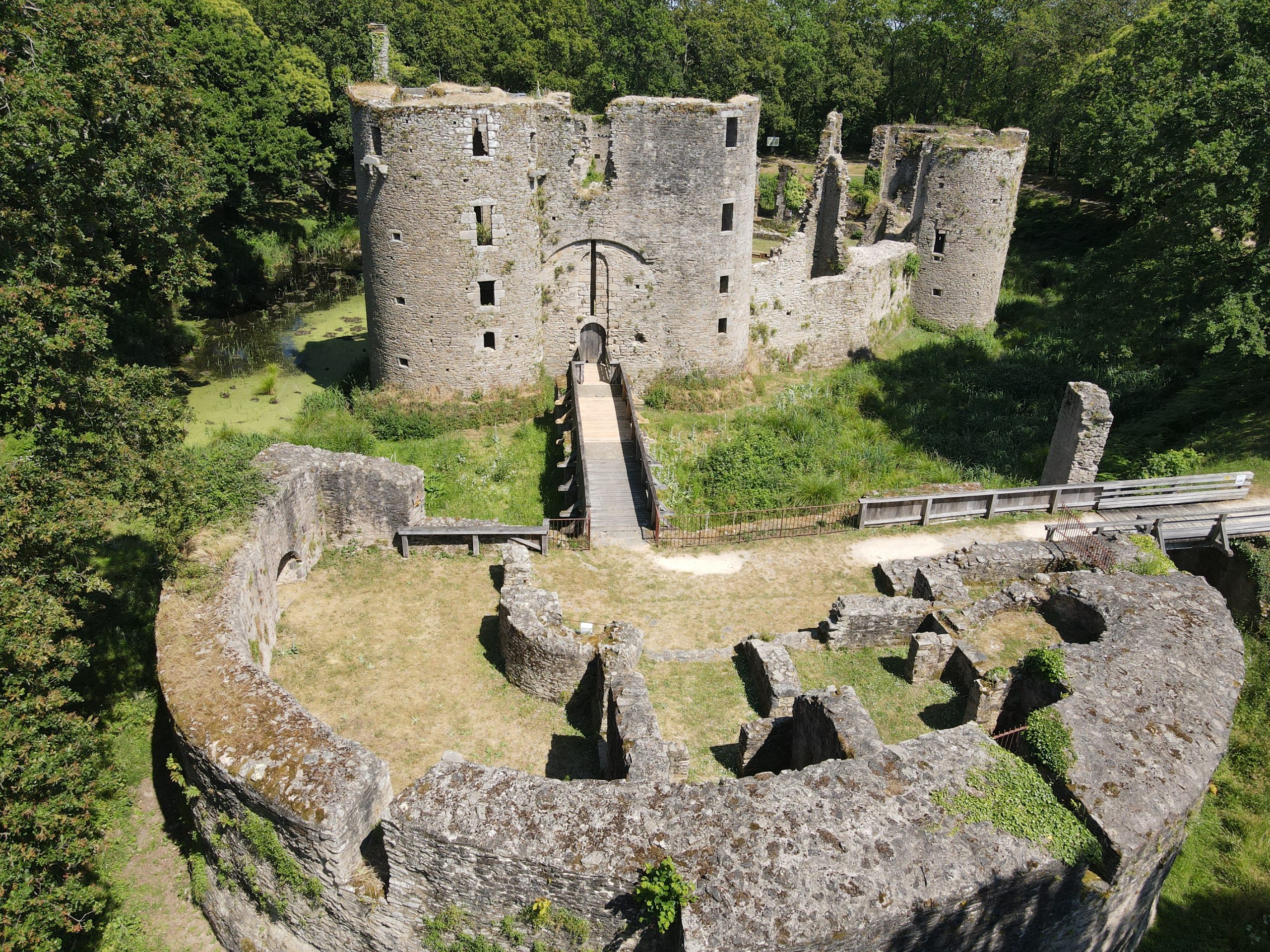 Vue aérienne du château en été de la Barbacane