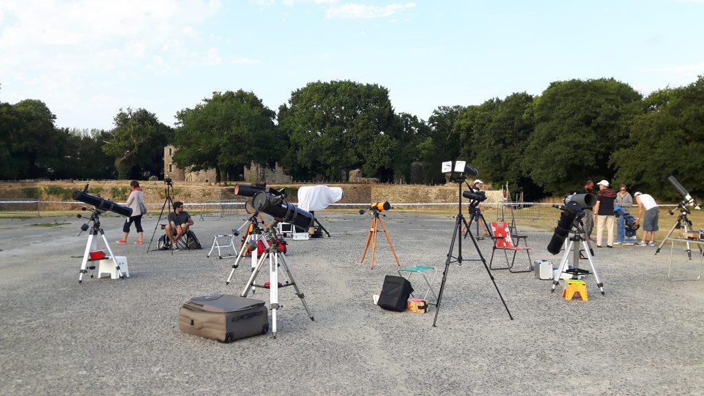 Une dizaine de télescope installés prêt du château pour la nuits des étoiles