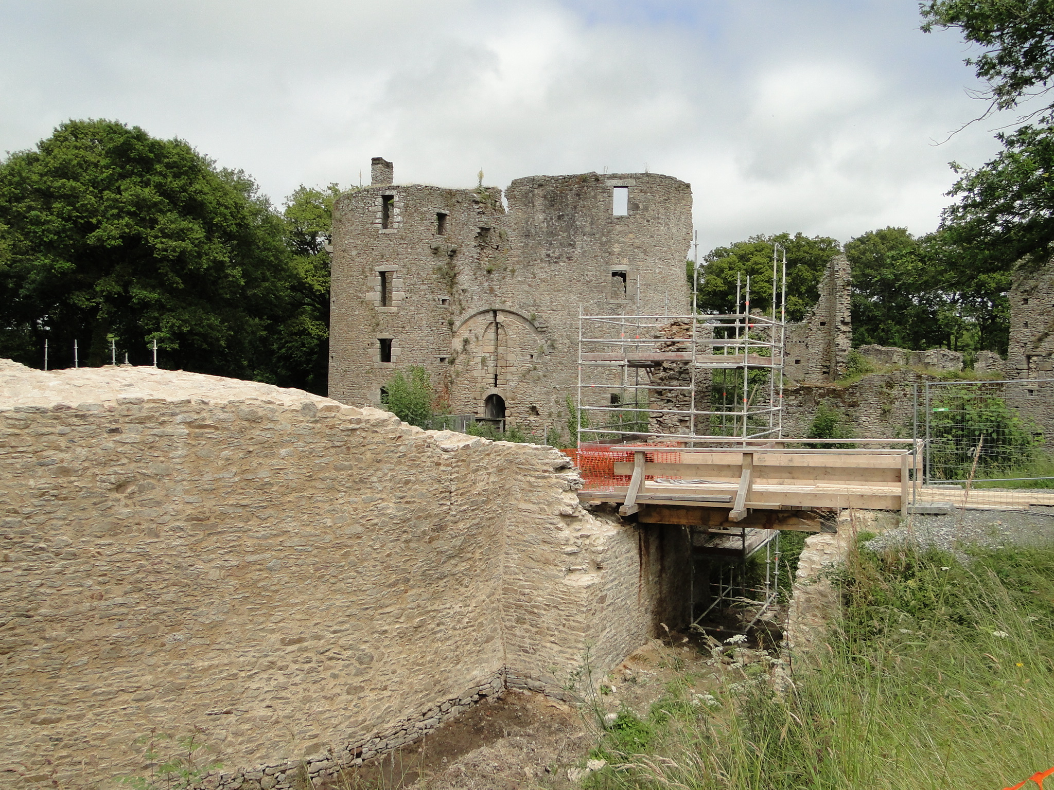 Travaux de restauration de la pierre de la Barbacane et du pont