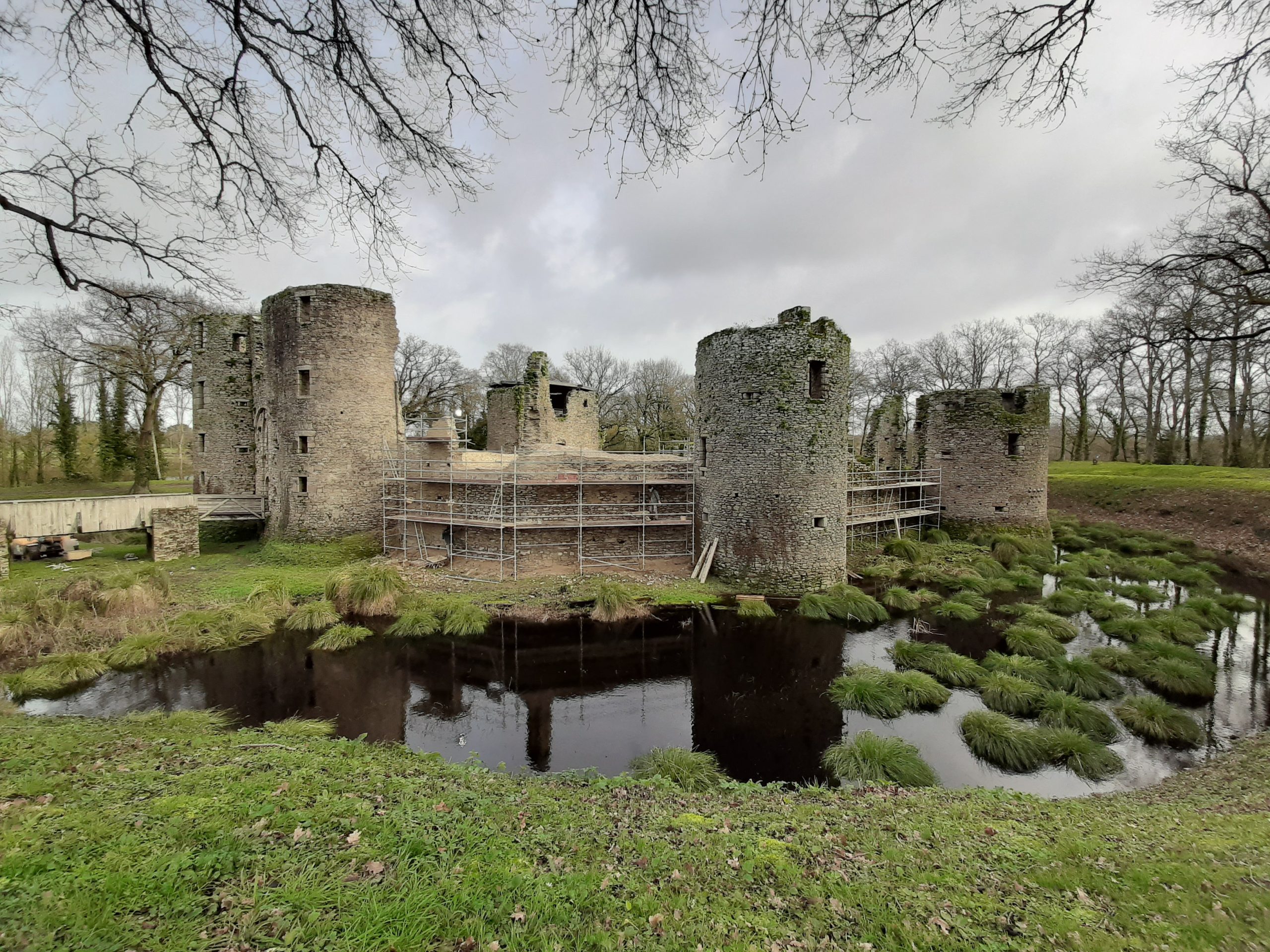 Travaux de restauration des courtines Sud extérieur avec échafaudage.