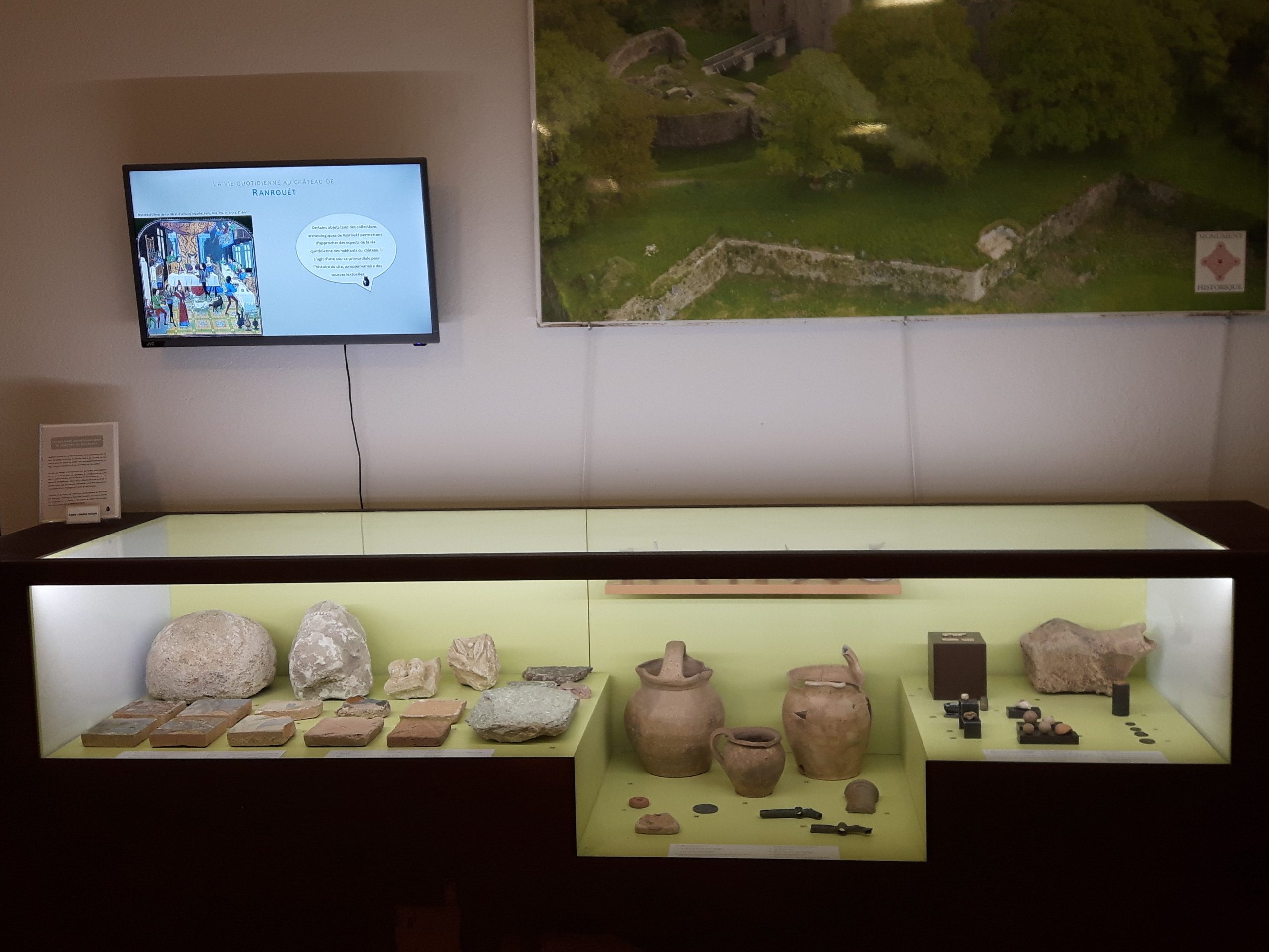 Vitrine Et Mobiliers Archéologiques Dans L'accueil avec des objets trouvées lors des fouilles.