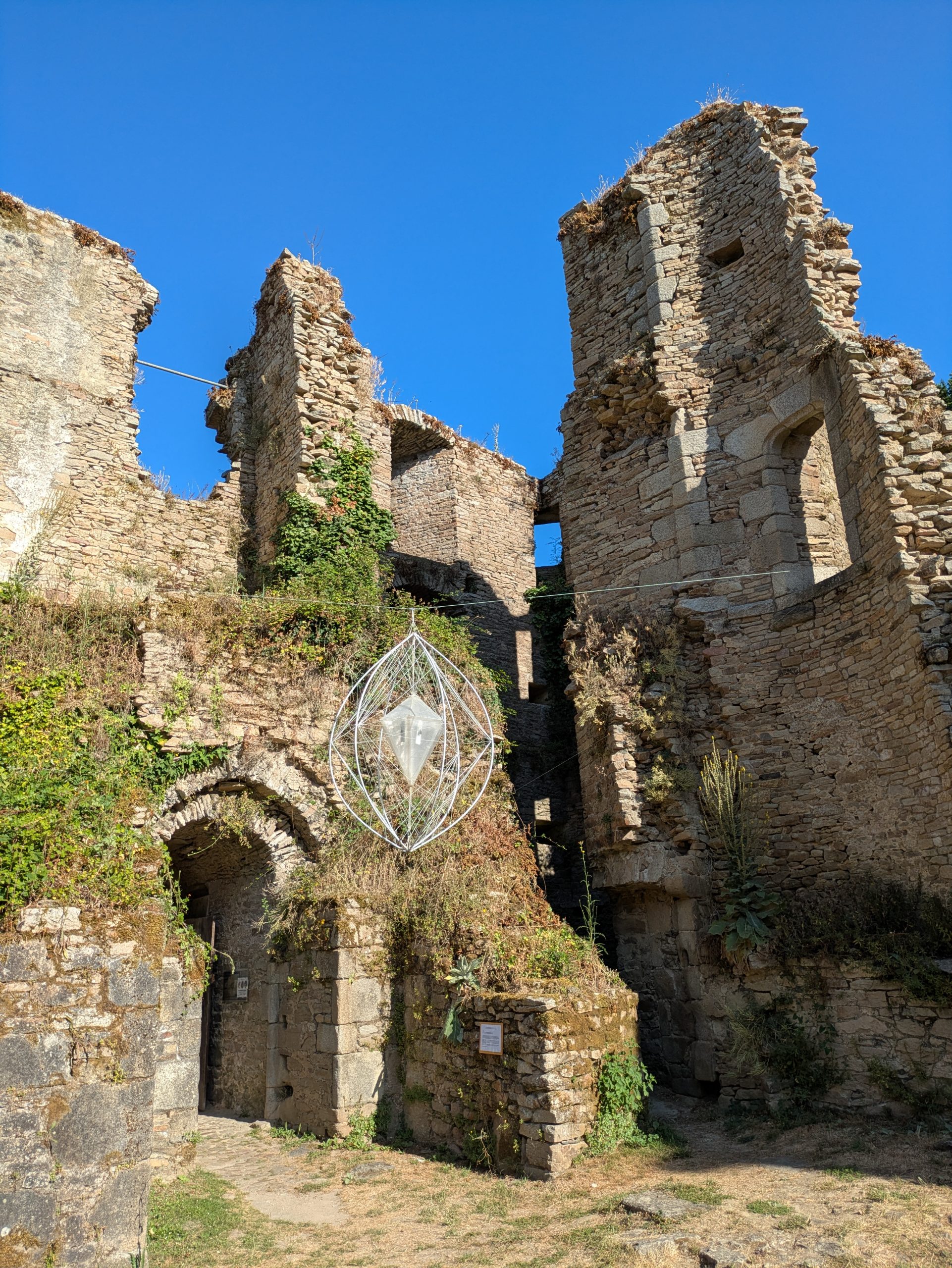 Œuvre d'art suspendue