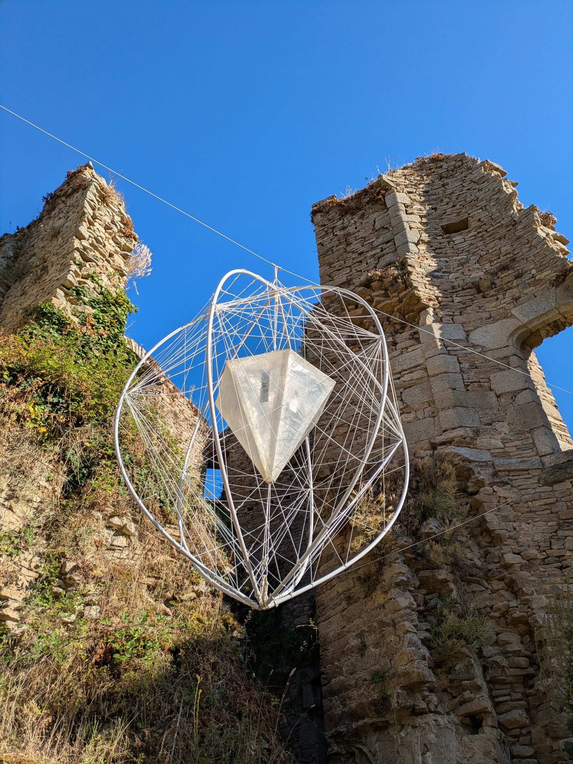 Œuvre d'art suspendue